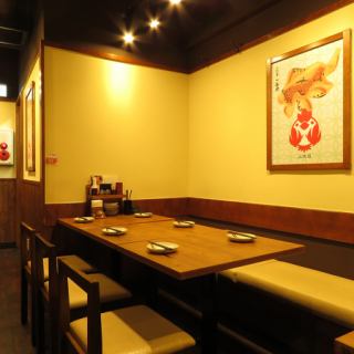 店内の角にある6名様までご利用頂けるテーブル席となっております！親しい仲間とプライベート感あるゆったり空間で飲み会を！合コン等にもおすすめです★各種ご宴会コースや単品飲み放題もございますのでシーンに合わせてご利用下さいませ！