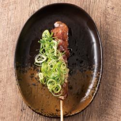 用大量蔥和芝麻鹽烤製的肝串