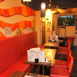 店内のアクセントになった太陽の壁画の前にはテーブル席をご用意！4名様用×3卓、テーブルを繋げて最大14名様迄ご利用いただけます。赤いベンチソファーがバル気分を盛り上げる使い勝手の良いお席。お仕事帰り、同僚やご友人との飲み会にお気軽にどうぞ♪