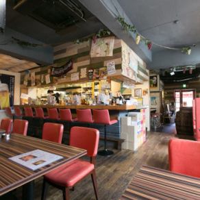 大人数でのご宴会・パーティーもお任せ！店内貸切は着席最大40名様・立食最大50名様迄ご利用OK。太陽が描かれた壁画や赤いソファーがアクセントになったバル空間で、アットホームなパーティーをおこなえます♪豊富にご用意したワインからお好みをチョイスして、気心知れたお仲間と賑やかにお楽しみください。