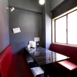 プライベート空間でお食事を楽しめる個室も完備しております。最大7名様迄ご利用可能◎ご宴会や女子会、記念日など、おしゃべりを楽しみながらゆっくりとお過ごしいただけます。
