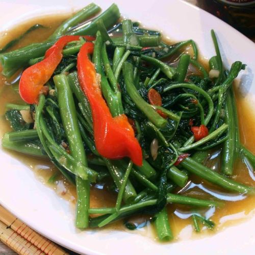 Stir-fried water spinach over high heat ``Pak Bun Faidaen''