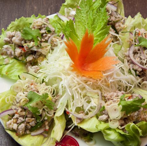 Minced pork and lemon grass wrapped in lettuce ``Yum Moo Takrai''