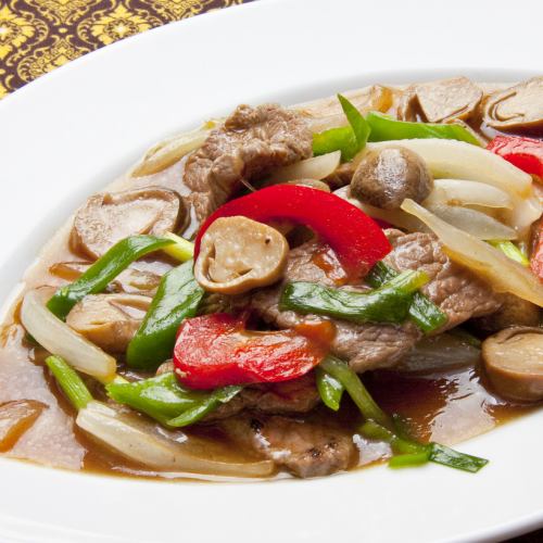 Stir-fried beef and aromatic vegetables with oyster sauce "Nua Pat Nam Man Hoi"