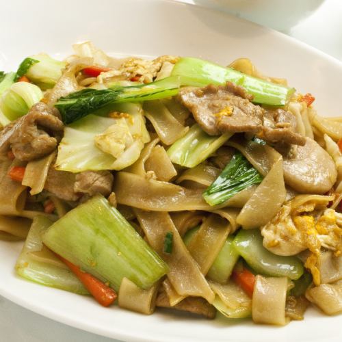 Thai soy sauce-flavored thick noodles fried rice noodles “Pa Siyu”
