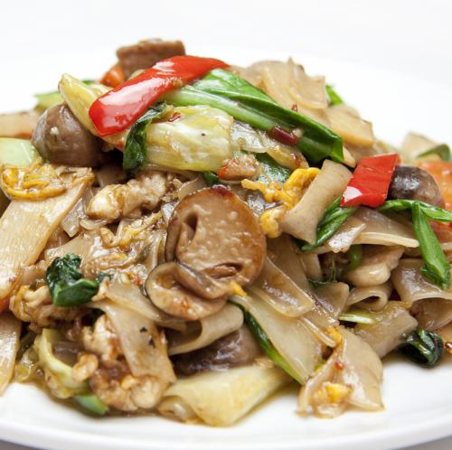 Spicy thick noodle fried rice noodles "Pad Kee Mao"
