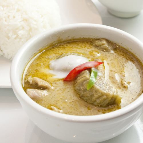 Green Curry with Chicken and Eggplant "Gaeng Kyou Waan Gai"