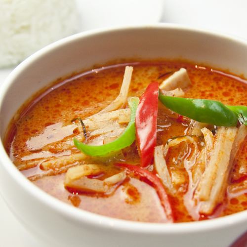 Red curry with chicken and bamboo shoots "Gaeng Daeng Gai"