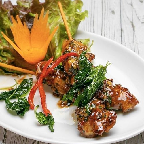 [Chicken skewers, Chiang Mai Gapao sauce (2 pieces)]