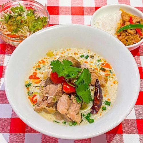 【おすすめ！】平日限定月替りランチセット「鶏肉のココナッツミルクヌードル」ミニガパオ＆ミニサラダ付