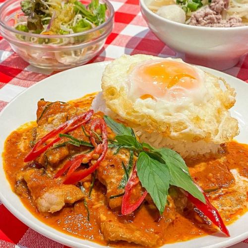 仅限工作日的每月午餐套餐“Panaeng Moo Lad Khao”，配有迷你粿条和迷你沙拉