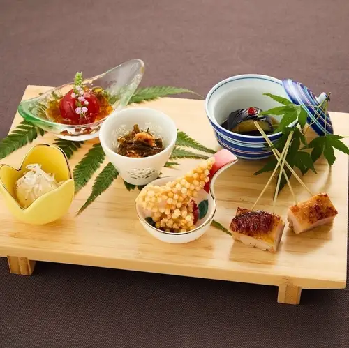 强烈推荐品尝各种京都家常菜（御番ちっう），让您能品尝到每个季节的特色风味。