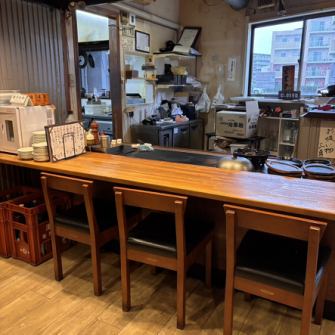 店内は21:30までは禁煙なので、小さなお子様がいるご家族やご年配の方も安心して過ごせます。お一人様でも入りやすいカウンター席もご用意。目の前の鉄板で料理が仕上がっていく様子を楽しめて、臨場感たっぷりです♪