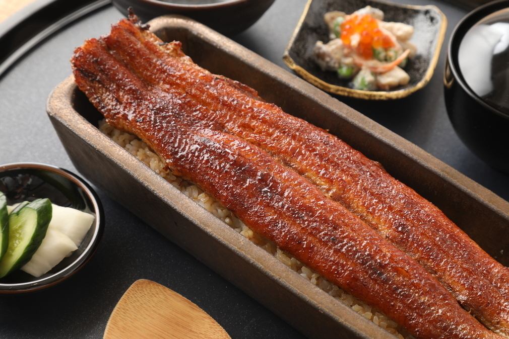 【土用丑の日】は、老舗鰻卸問屋が営む「うなぎ四代目菊川」で名物一本うなぎを。