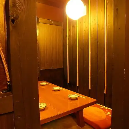 我们也有私人房间可供选择。您可以安心享用美食，无需担心周围的人。