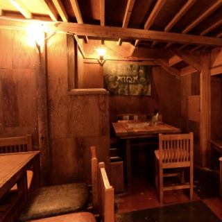 普段使いにどうぞ。暖かみのあるwood調のつくりと、オレンジのライトがおしゃれな雰囲気◎