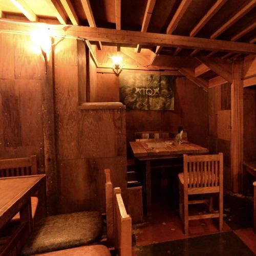普段使いにどうぞ。暖かみのあるwood調のつくりと、オレンジのライトがおしゃれな雰囲気◎