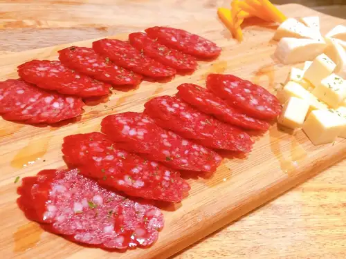 サラミとチーズの盛り合わせ