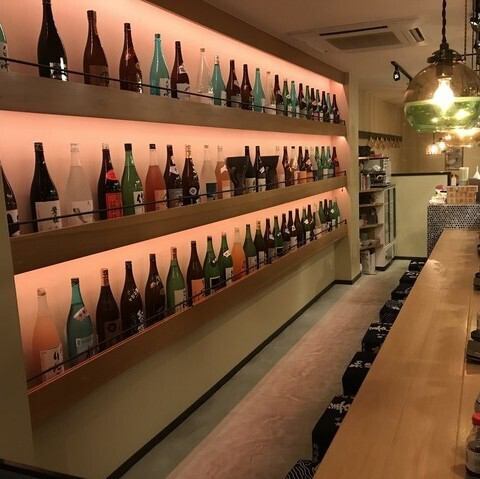 落ち着ける店内でお食事とお酒をお楽しみください。