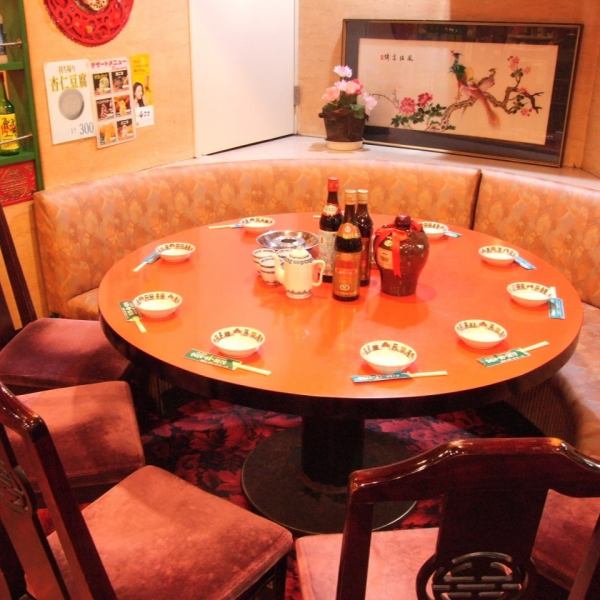 中華料理と言えばやっぱり円卓ですよね!!お気軽に使える円卓席なのでお友達同士で気軽にご利用下さい♪盛りあがりますよ！中国風の雰囲気をご堪能いただけます！！
