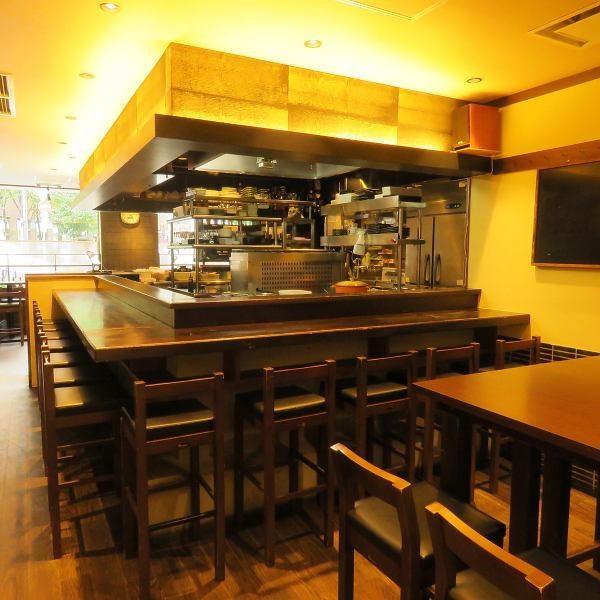 You can relax in a calm atmosphere inside the restaurant! The counter seats are open kitchen and you can see the chef's preparation and baking in front of you.
