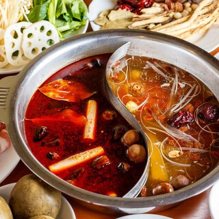 [Our proud dish] Authentic medicinal hotpot with two types of soup