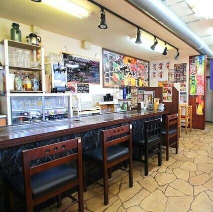 【 特別なひとときを演出する!カウンター席:8席】デートや記念日、ご友人とのサシ飲みにぴったりなカウンター席。雰囲気抜群の空間で、シーンに合わせて心地よくお過ごしいただけます。特別な時間をお楽しみください◎