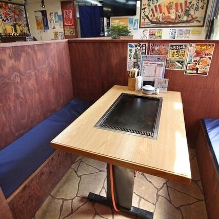 【ゆったり寛ぎながら中人数で!テーブル席:2名様~6名様席が4卓】ゆったりとお寛ぎいただけるテーブル席!様々なシチュエーションにご利用いただける空間です!飲み会や宴会、女子会、誕生日、記念日など、各種宴会にオススメ♪