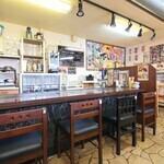 カウンター席は8席ご用意しております。お一人様でも気兼ねなくお食事をお楽しみいただけます。