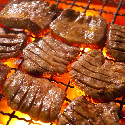 《仙台 厚切り牛タン》贅沢な厚みが引き出す肉の旨味!(大人気)1680円(税込)