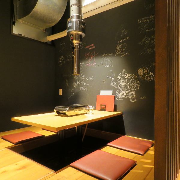 餐厅的内部装修是现代日式风格，以黑色和木纹为主题，背景音乐播放着爵士乐。这是一个放松的空间。宽敞的内部空间，旁边的座位之间有足够的空间，您可以放松心情，尽情享用精心挑选的肉类。接收。我们也有私人房间♪