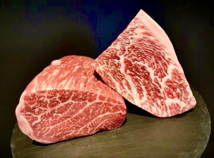 We use Kuroge Wagyu beef! Enjoy the high quality meat!