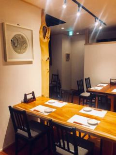 テーブル席がメインとなります！会社帰りや、仲の良いご友人を誘ってぜひご来店下さい