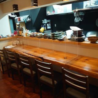 仕切りのあるカウンター席でお安心してお食事をお愉しみ頂けます