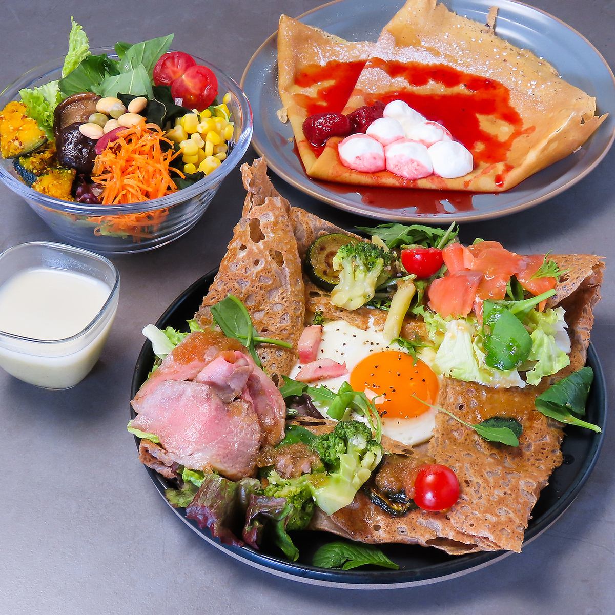 本場ブルターニュの味を受け継ぐガレットとクレープが味わえる♪