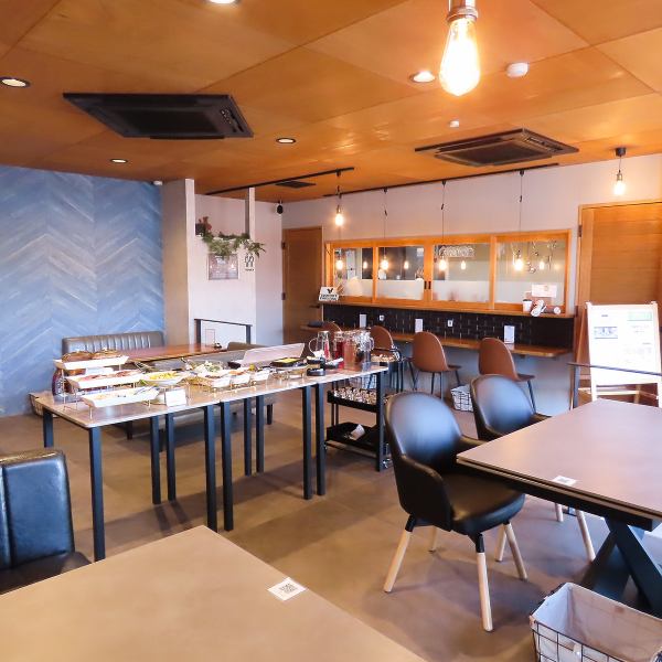 グレーを基調とした都会的で洗練された空間に、温かみのある照明が心地よく調和。モーニングは穏やかに、ランチは活気ある雰囲気にと、時間帯で表情が変わります。落ち着いて過ごせる大人のカフェ空間です。