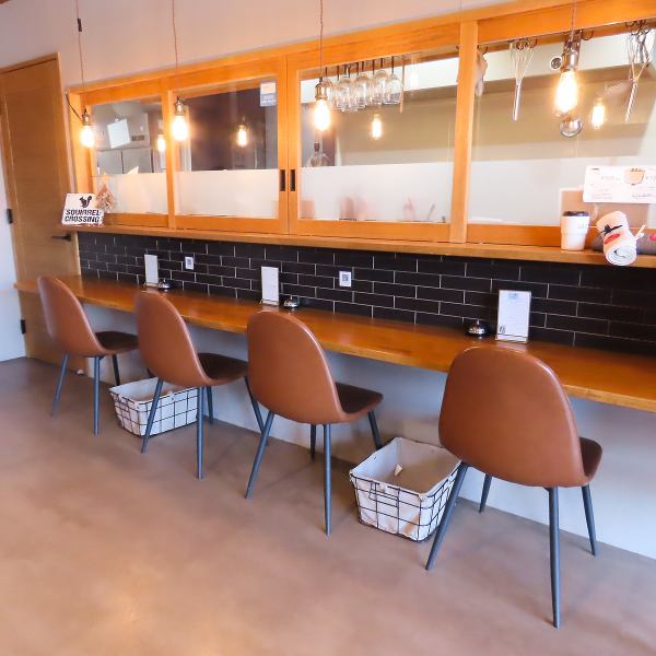 全4席のカウンター席は、お一人様やカフェ利用におすすめ。ガレットやクレープが焼き上がる様子を間近で楽しめます。静かに食事をしたい方にも心地よい空間です。