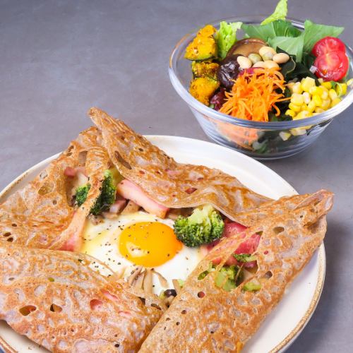 コンプレット ・ミックスキノコ(チーズ、半熟卵、ベーコン、ガーリックソテーキノコ)