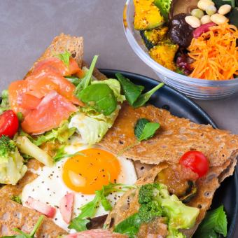 サラダガレットハーフ&ハーフ(チーズ、半熟卵、サラダ、焼き野菜、ローストビーフ、スモークサーモン)