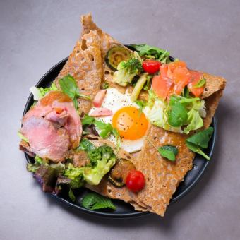 サラダガレットハーフ&ハーフ(チーズ、半熟卵、サラダ、焼き野菜、ローストビーフ、スモークサーモン)