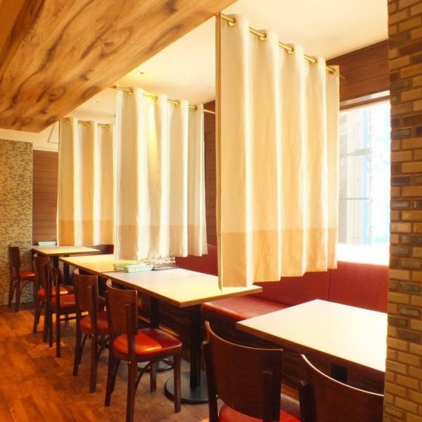 Table seats separated by curtains ♪ You can eat slowly without worrying about the surroundings.As we can combine, we will prepare seats according to the number of people.