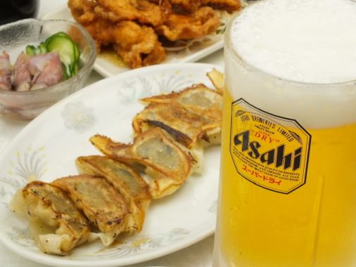 A beer set with specially selected gyoza, fried chicken, and appetizers