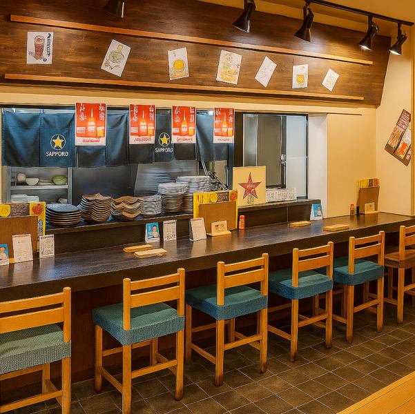 カウンター席で昔ながらの居酒屋雰囲気で金澤手羽先、薩摩炙り焼き、串焼を楽しんでください