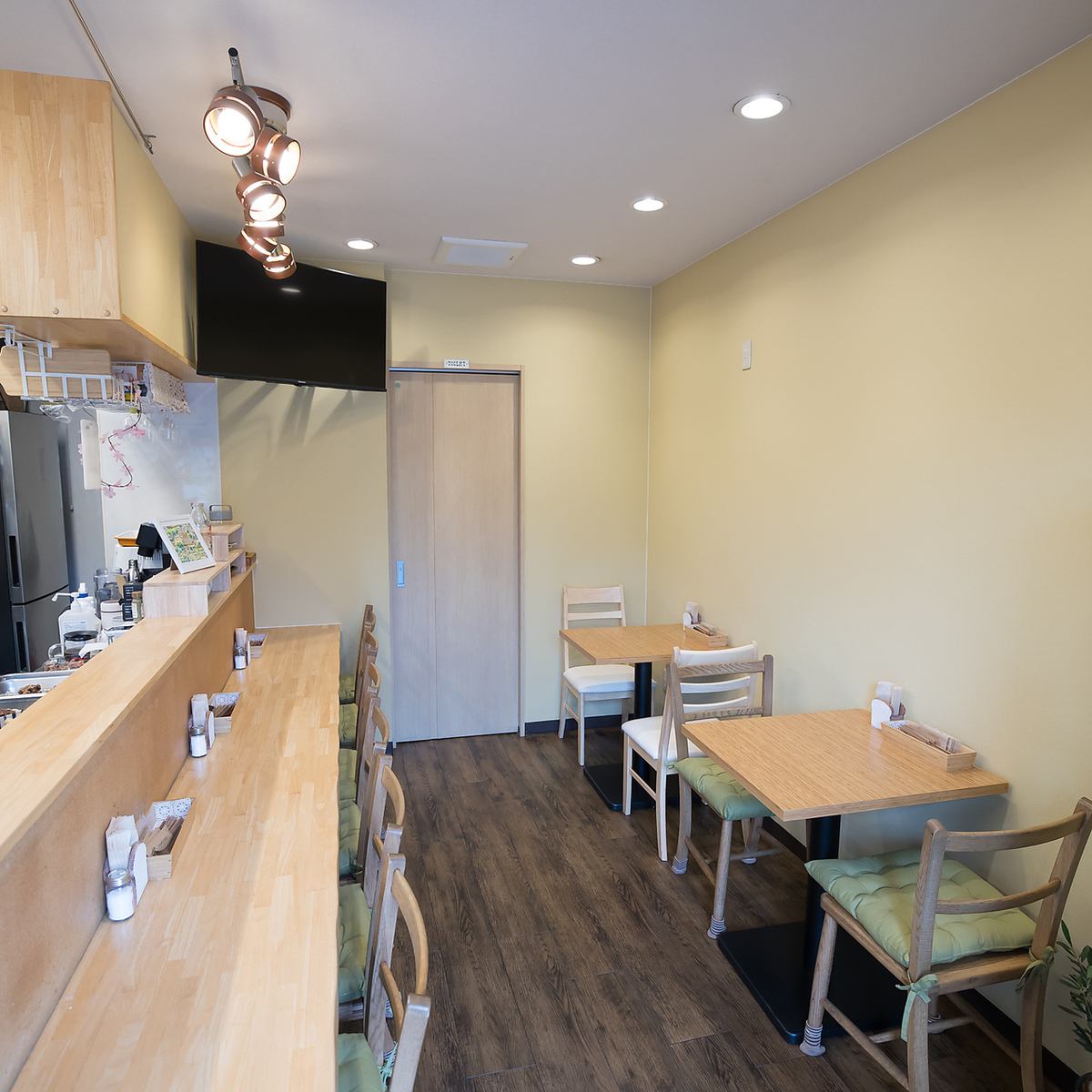 ゆったりお食事を楽しんでいただける、清潔溢れる店内♪