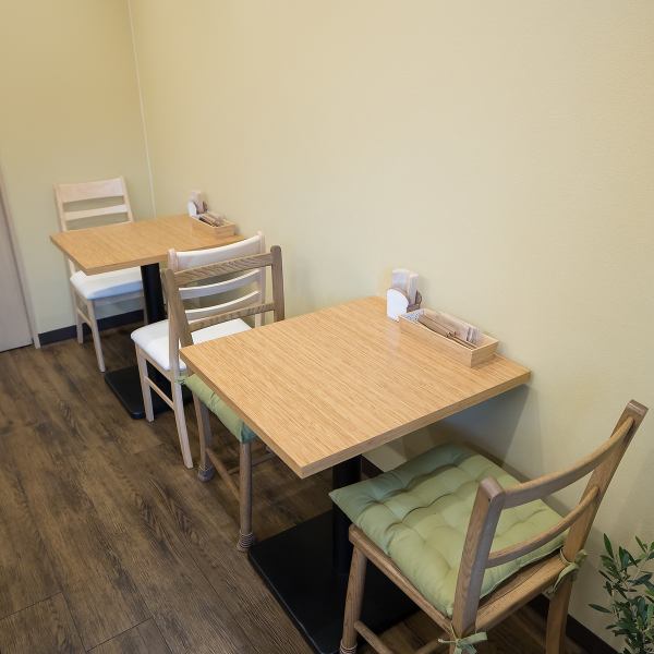 【フラッと寄りやすい空間】落ち着いたアットホームな雰囲気♪カウンターとテーブルのお席をご用意。様々なシチュエーションでご利用いただけます。お仕事帰りのお食事にもピッタリ♪