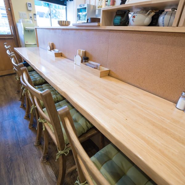 【おひとりさまの特別な空間】お一人様でもお気軽にご利用いただけるカウンター席がございます。店主と会話を楽しみながらゆっくりできます♪ＪＲ山陰本線の花園(京都)駅出口(北側)より徒歩約4分と駅チカでアクセス抜群ですので、お仕事終わりのサク飲みやお食事にいかがですか♪お気軽にお立ち寄りください！