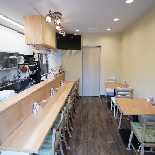 【落ち着いた雰囲気】人気のカウンター席のほか、２名様用のテーブル席もご用意◎ディナーはもちろん、ランチやカフェ利用にもお気軽にお立ち寄りくださいませ！こだわりのコーヒーや料理でおもてなし♪