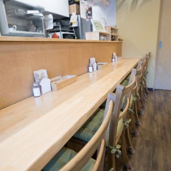 おひとりさまでのご利用にピッタリなカウンター席！