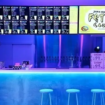【DJブースを眺める特等席カウンター】目の前にDJブースが広がるライブ感たっぷりのカウンター席をご用意！お1人様やデートにもぴったりな店内で、音楽を楽しみながらゆったりとお酒を味わえます♪気心知れた仲間との語らいや観光途中の一杯にも最適◎スタッフとの会話も楽しめる距離感なのも魅力です♪