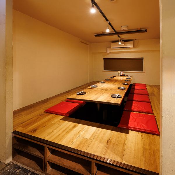 賑やかな店内はの奥には掘りごたつのお席もご用意！会社宴会、友人との忘年会におすすめです！人数に応じてお部屋をご用意いたします